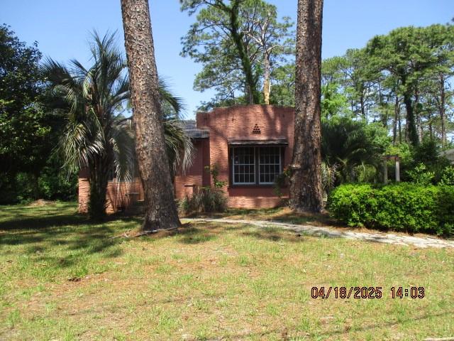 view of front facade featuring a front lawn