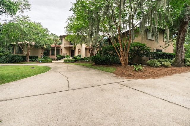178 Hampton Point Dr, Saint Simons Island, GA 31522 - view of front facade featuring stucco siding and curved driveway