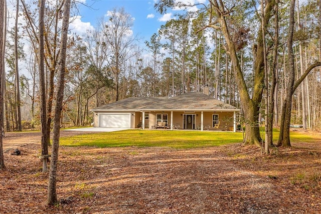 view of front of property featuring a porch, a garage, and a front yard