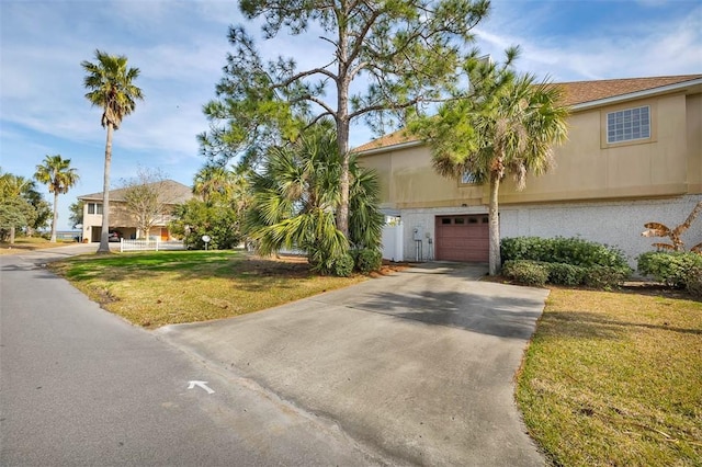 view of front of property featuring a front yard and a garage