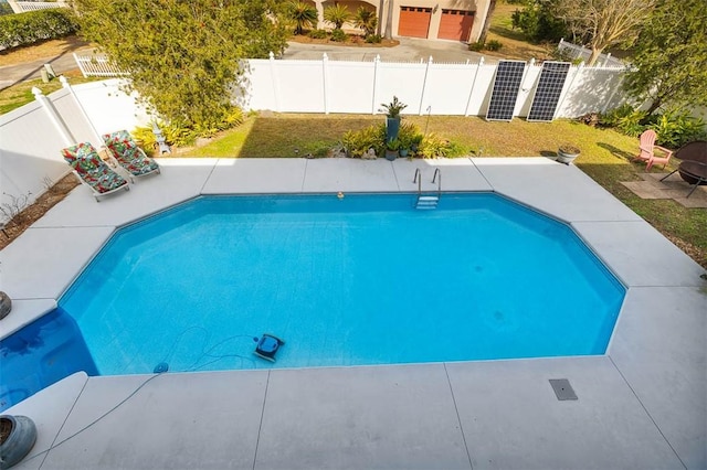 view of swimming pool featuring a lawn