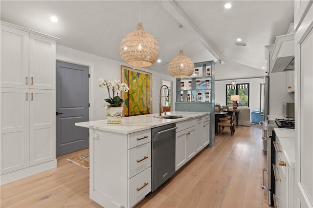 kitchen with appliances with stainless steel finishes, light wood-type flooring, a kitchen island with sink, and a sink