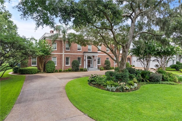 view of front of house featuring a front lawn