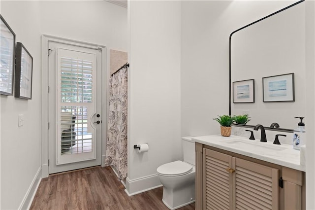 full bath featuring toilet, vanity, wood finished floors, a shower with curtain, and baseboards