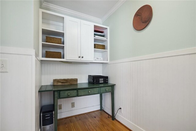 bedroom with dark hardwood / wood-style flooring, crown molding, a closet, and ceiling fan