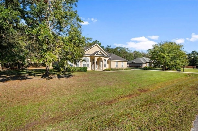 view of front of property featuring a front lawn and covered porch