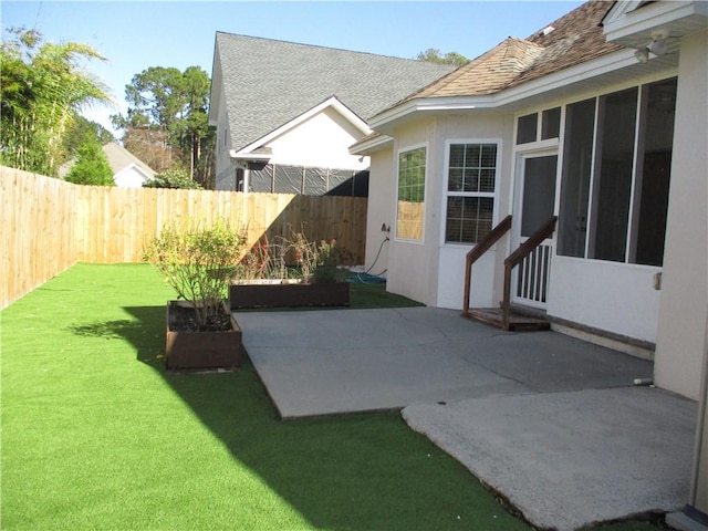 view of yard featuring a patio area