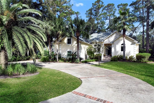 view of front facade featuring a front lawn