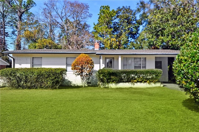 single story home with a front yard