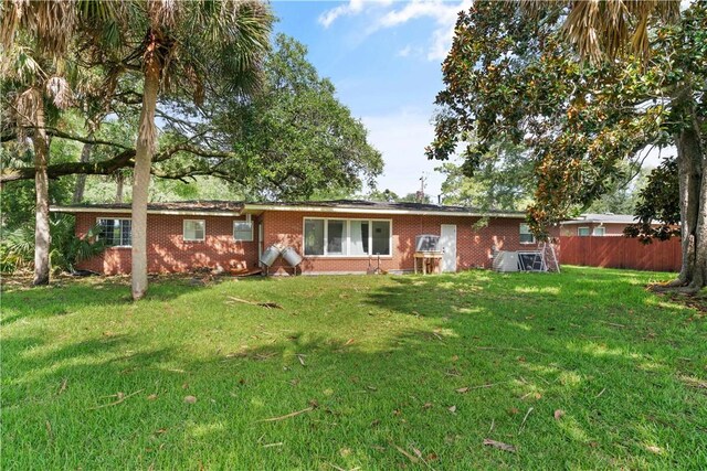 ranch-style home featuring a front lawn