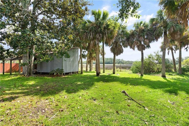 view of yard featuring a storage shed