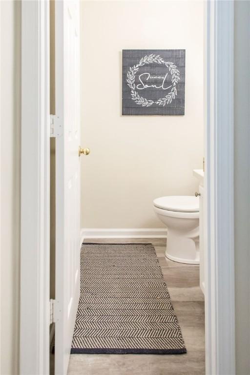 200 Salt Air Dr Unit 139, Saint Simons Island, GA 31522 - bathroom with toilet, wood finished floors, and baseboards