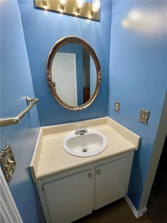 622 Brockinton Pt, Saint Simons Island, GA 31522 - bathroom with vanity