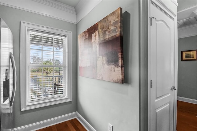 details with baseboards, wood finished floors, and ornamental molding