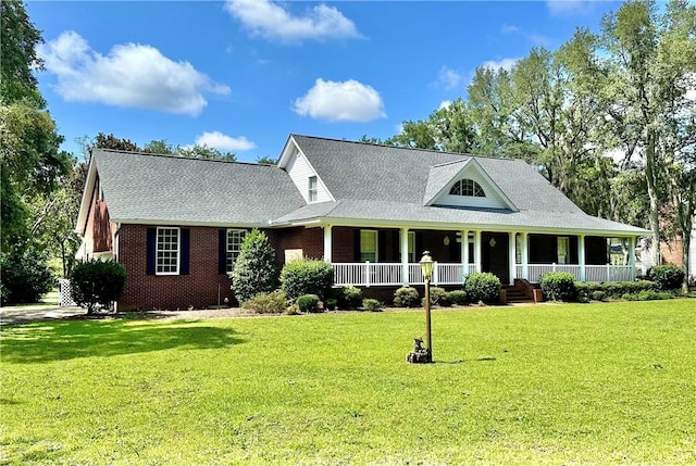1457 N River Oaks Dr, Blackshear, GA 31516 - farmhouse featuring covered porch and a front yard