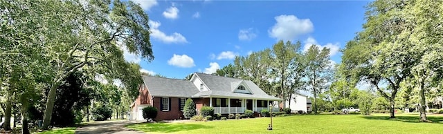1457 N River Oaks Dr, Blackshear, GA 31516 - view of front of house with a front lawn and a porch