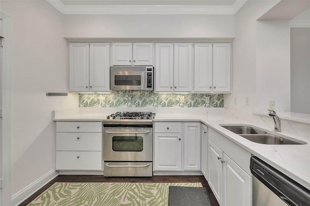 kitchen with a sink, stainless steel appliances, dark wood-style flooring, and white cabinetry