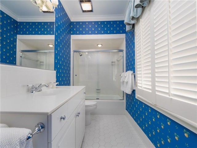 104 Colony Pl, Saint Simons Island, GA 31522 - bathroom featuring wallpapered walls, crown molding, toilet, vanity, and enclosed tub / shower combo
