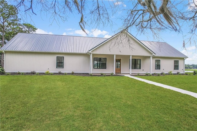 view of front facade featuring a front lawn