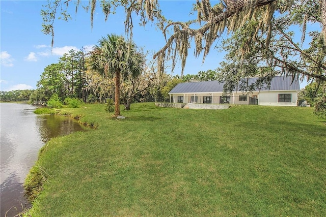 view of yard featuring a water view