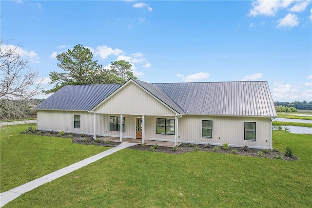 view of front of house featuring covered porch and a front lawn