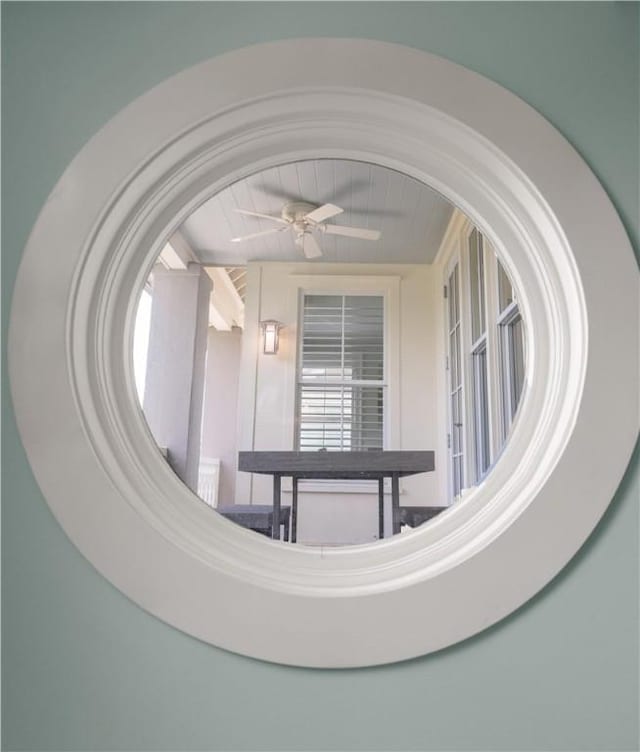 room details with ceiling fan