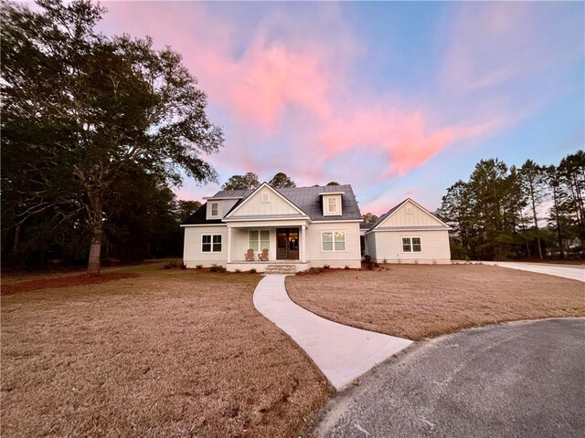 view of front facade featuring a front lawn and a porch