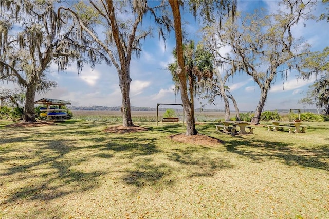 view of yard featuring a rural view