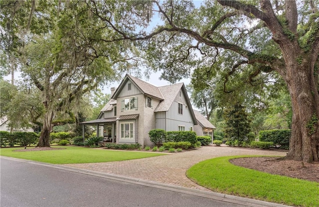 view of front of house featuring a front yard