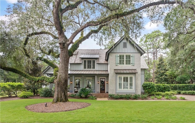 view of front of house with covered porch and a front lawn