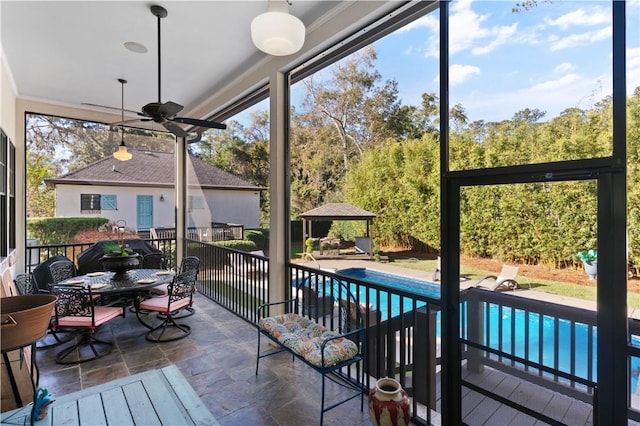 sunroom with ceiling fan