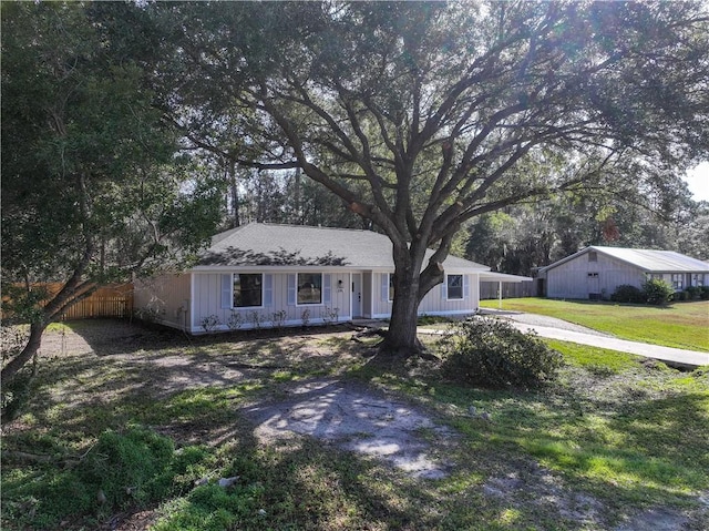 ranch-style home featuring a front yard