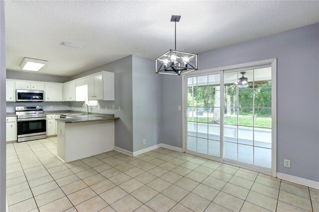 30 Bridgewater Way, Brunswick, GA 31525 - kitchen with appliances with stainless steel finishes, a sink, a chandelier, a peninsula, and a textured ceiling