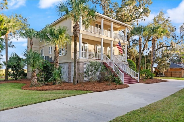 view of front of house featuring a porch and a front yard