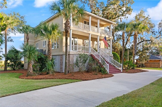 view of front of house featuring a porch and a front yard