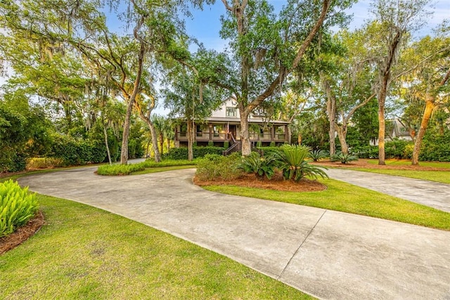 view of front facade featuring a front lawn