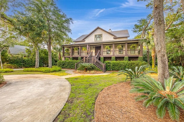 view of front facade featuring a front lawn and a porch