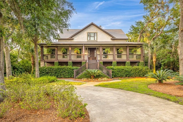 farmhouse-style home featuring a porch and a front lawn