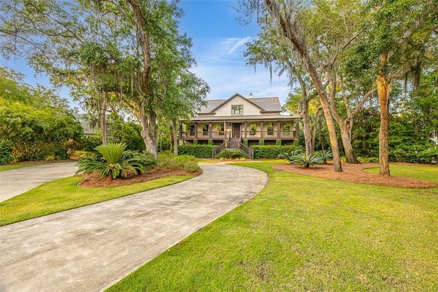 view of front facade featuring a front lawn