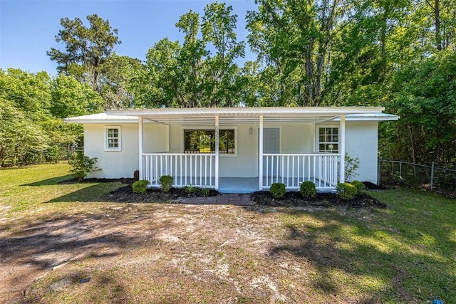 ranch-style house featuring a front yard