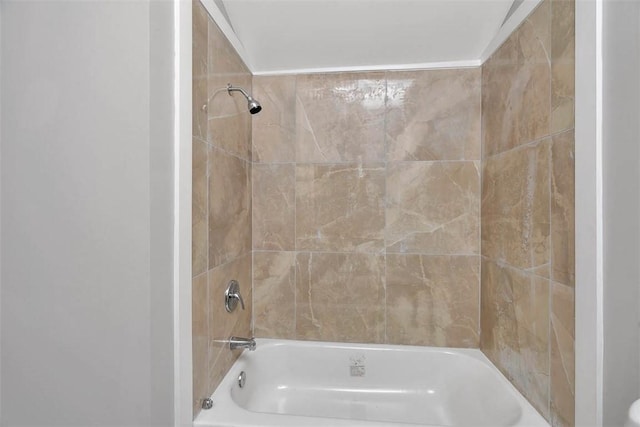 bathroom featuring tiled shower / bath combo