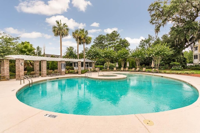2306 Grand View Dr, Saint Simons Island, GA 31522 - community pool featuring a community hot tub, a patio, and a pergola