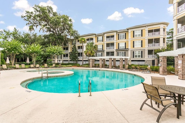 2306 Grand View Dr, Saint Simons Island, GA 31522 - community pool with a hot tub and a patio