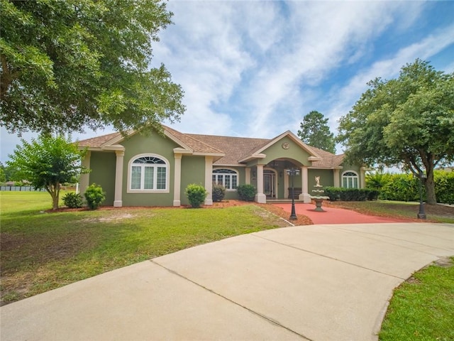 ranch-style home featuring a front lawn