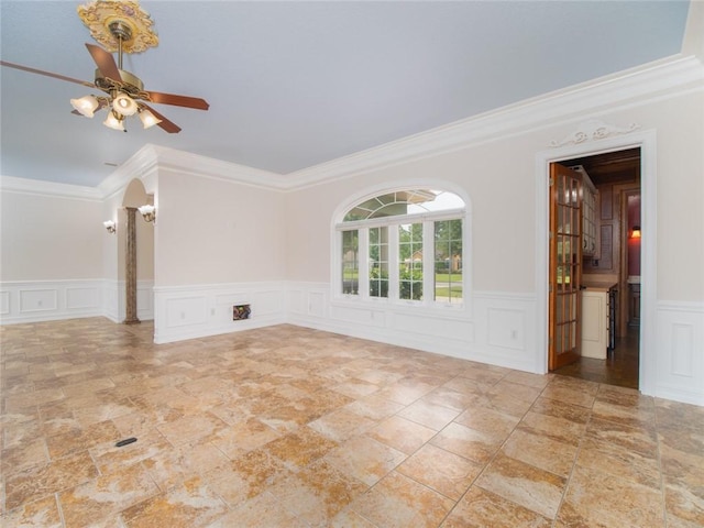 empty room featuring ceiling fan and crown molding