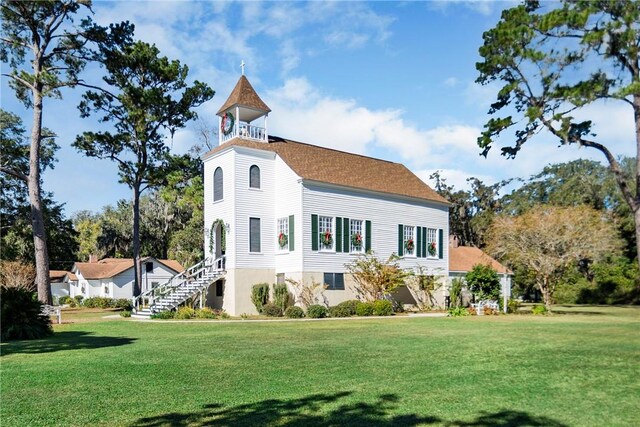 view of front of house with a front lawn