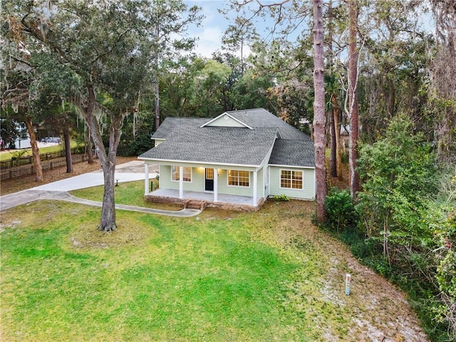 view of front of property featuring covered porch and a front lawn