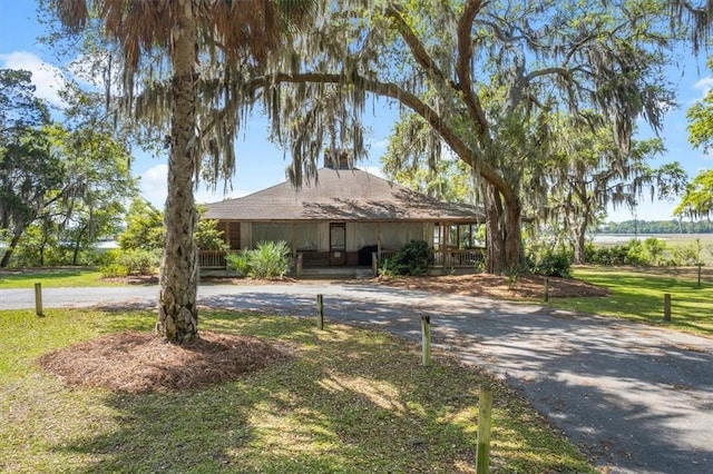 view of front of house with a front lawn and covered porch