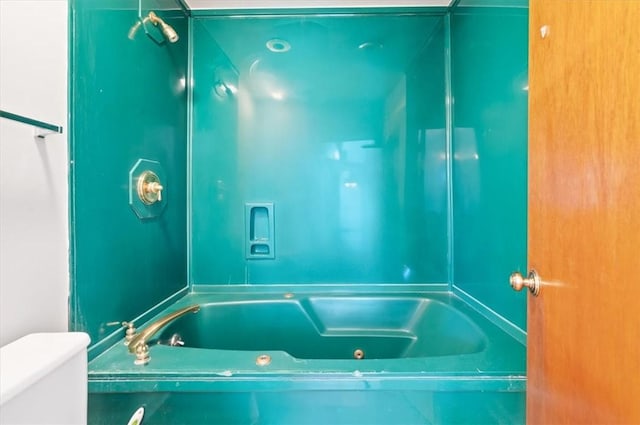 full bath with toilet and shower / tub combination
