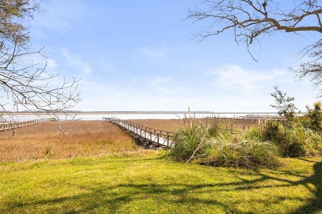 view of yard featuring a water view